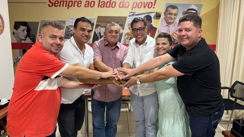 José Guimarães anuncia apoio à candidatura de Leonardo Araújo a prefeito de Palmácia