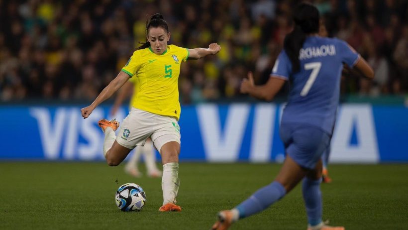 Volante da Seleção Brasileira, Luana Bertolucci, revela diagnóstico de câncer