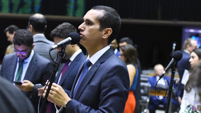 Câmara aprova projeto de Domingos Neto que garante energia solar e eólica para famílias de baixa renda