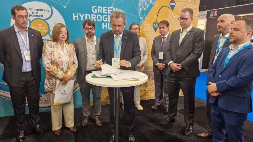 Governador Elmano assina memorando com Eletrobras para produção de H2V no Pecém