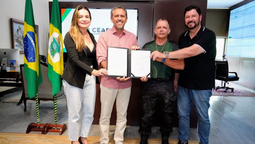 Governador Elmano sanciona lei para compra de fardamento para policiais penais