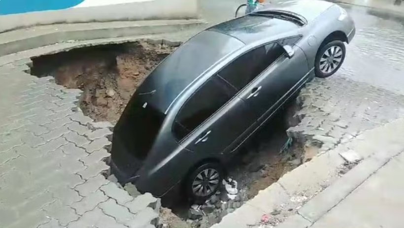 Carro é engolido por cratera em via recém-inaugurada em Fortaleza