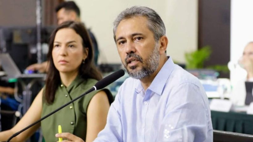Governador Elmano destaca avanços em reunião com secretariado