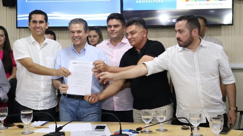 Ministro da Pesca lança programa de incentivo à carcinicultura no Estado ao lado de Domingos Neto
