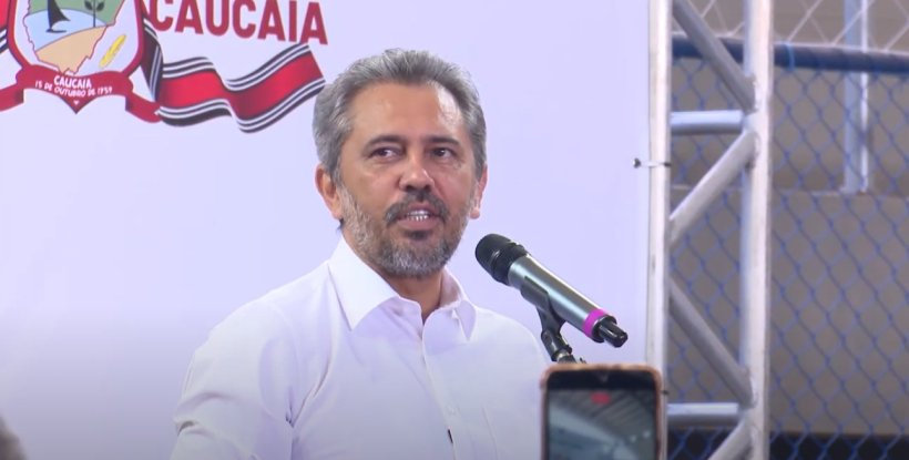 Elmano entrega títulos de propriedade da casa para 625 famílias de Caucaia