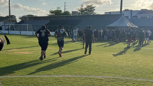 Torcedores do Ceará invadem treino para cobrar atletas