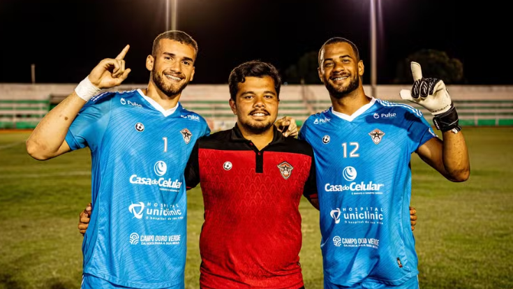Goleiro John Wilquer do Atlético-CE comemora classificação com gol nos acréscimos
