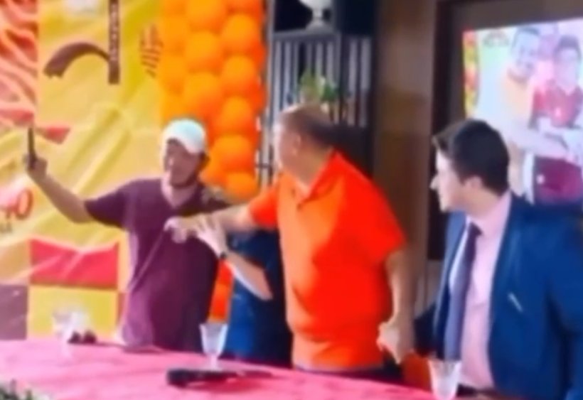 Prefeito de Ibiapina e vice empurram eleitor em evento político
