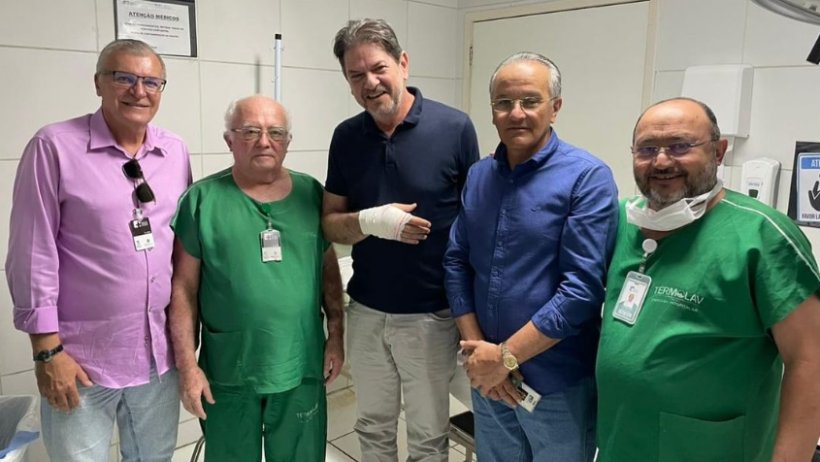 Cid Gomes lesiona a mão e recebe atendimento médico no Hospital Regional do Cariri