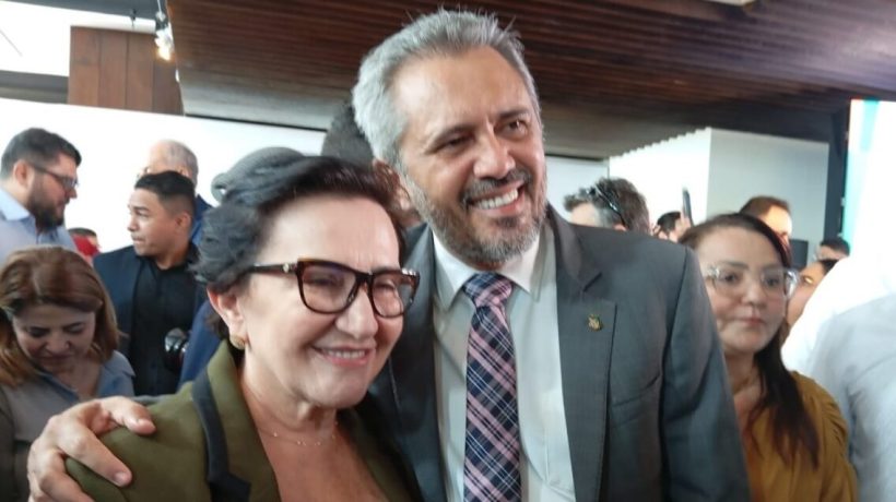 Governador Elmano se solidariza com prefeita Rozário Ximenes