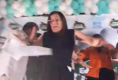 Momento da colisão da moto com o palco