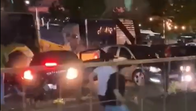 Homem com retroescavadeira invade vaquejada em Juazeiro do Norte e destrói 08 veículos
