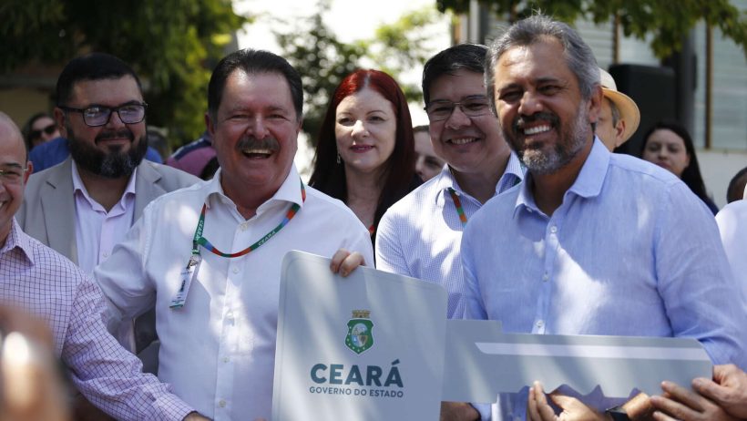 Governador Elmano de Freitas entrega 14 novos veículos para Adagri