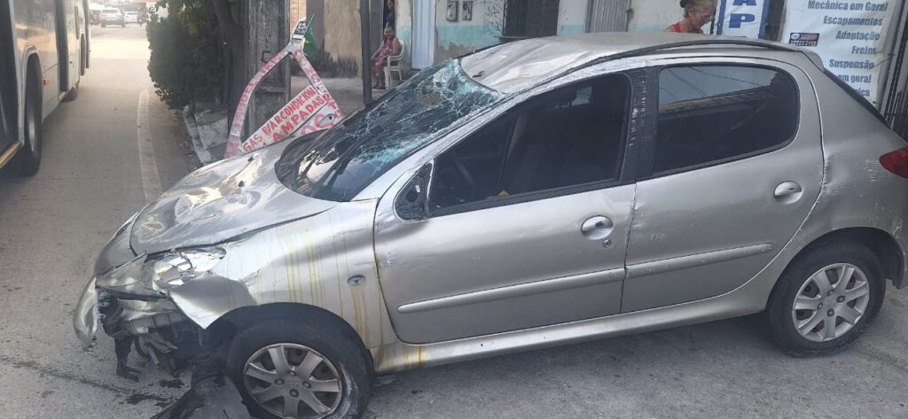 Motorista perde controle e capota carro em avenida movimentada de Fortaleza