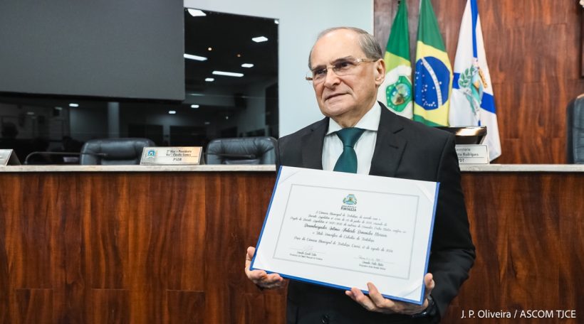 Presidente do TJCE, Abelardo Benevides, recebe o título de Cidadão de Fortaleza