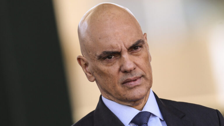 Alexandre de Moraes concede prisão domiciliar a Bolsonaro