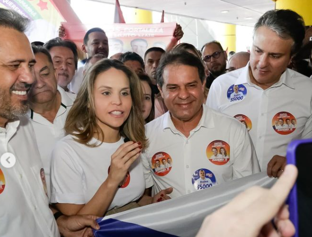 Evandro Leitão faz campanha ao lado de Elmano e Camilo no Mercado Central
