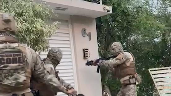 Chefe de grupo criminoso responsável pela comercialização de drogas e armas no CE é preso na PB