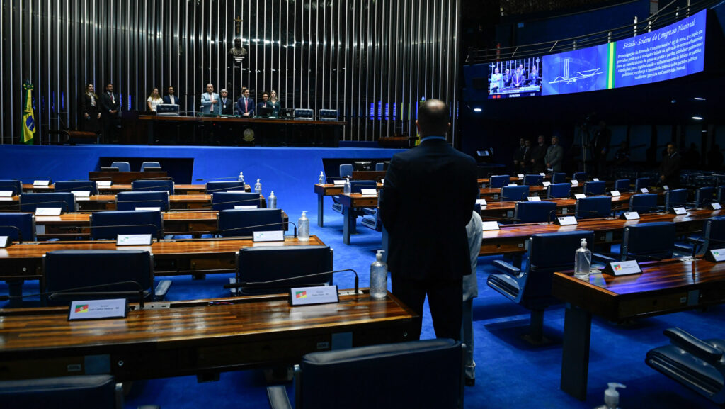 Plenário do Senado Federal durante sessão solene destinada à promulgação da Emenda Constitucional nº 133 de 2024, referente à Proposta de Emenda à Constituição nº 9, de 2023, que impõe aos partidos políticos a obrigatoriedade da aplicação de recursos financeiros para as candidaturas de pessoas pretas e pardas; estabelece parâmetros e condições para regularização e refinanciamento de débitos de partidos políticos; e reforça a imunidade tributária dos partidos políticos conforme previsto na Constituição Federal.
Mesa:
3º suplente da Mesa do Senado Federal, senador Dr. Hiran (PP-RR);
vice-presidente da Câmara dos Deputados, deputado Marcos Pereira (Republicanos-SP);
diretora da Secretaria Legislativa do Congresso Nacional, Roberta Lys de Moura Rochael.
(Foto: Marcos Oliveira/Agência Senado)