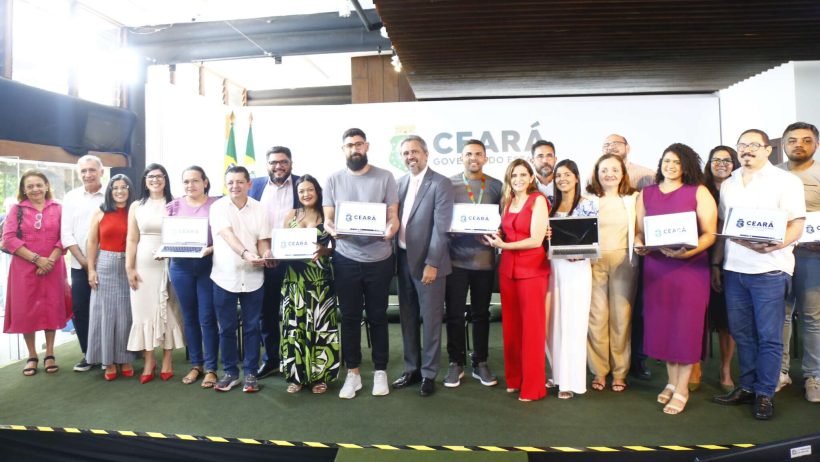 Governador Elmano entrega notebooks para professores da rede estadual