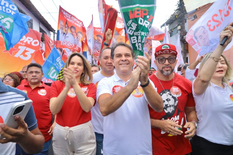 Evandro Leitão e Gabriella Aguiar fazem caminhada no bairro Serrinha