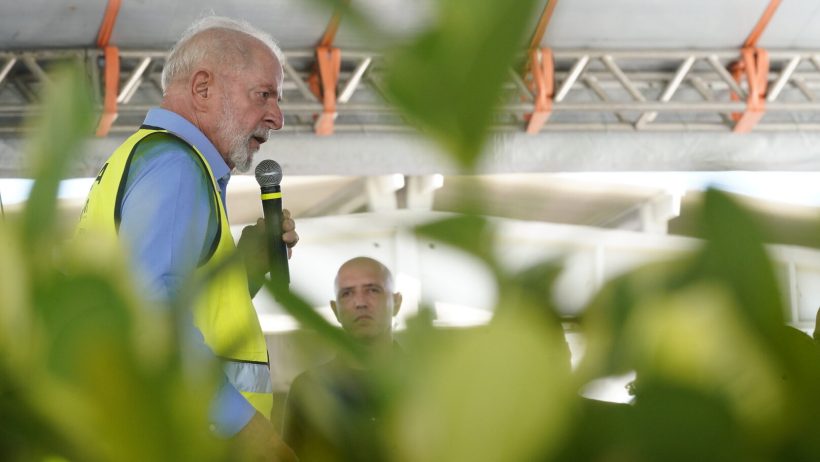 Lula brinca com ex-governador Lúcio e diz que ajudou Ceará a conseguir siderúrgica