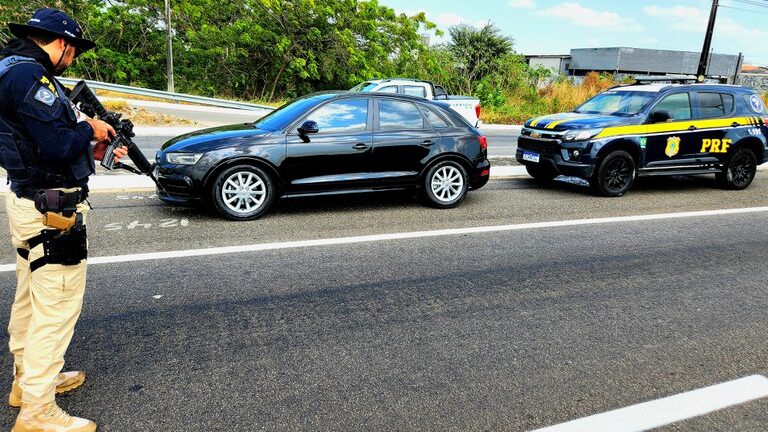 Carro de luxo roubado há mais de 5 anos no RJ é recuperado pela PRF, em Fortaleza