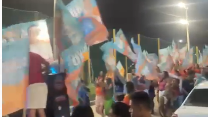 Candidato suspeito de participar em fraudes na marcação de exames realiza carreata em Fortaleza