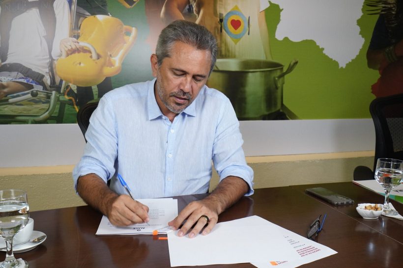 Elmano sanciona lei que destina valores da lavagem de dinheiro para segurança