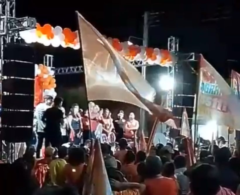 Prefeito de Banabuiu fala em comício sobre troca de aliados durante período eleitoral