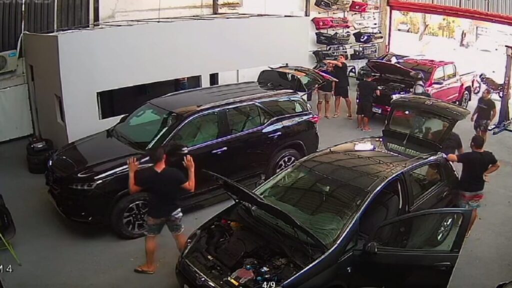 Criminosos invadem centro automotivo e promovem arrastão