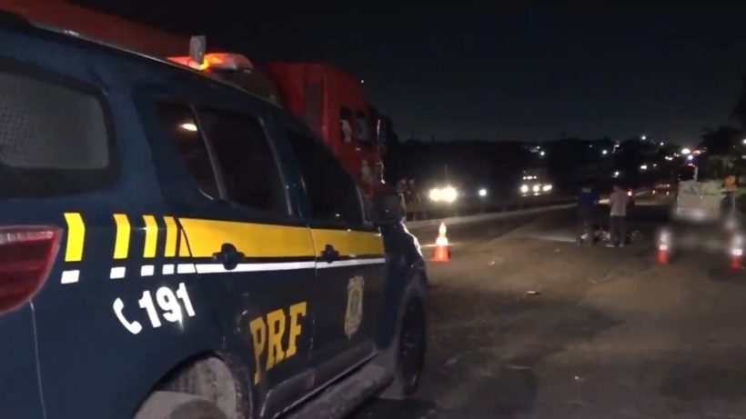 Motociclista morre atropelado por carreta na BR-116, no município de Eusébio