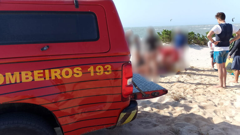 Turista do Chile sofre acidente de kitesurf em praia de Camocim