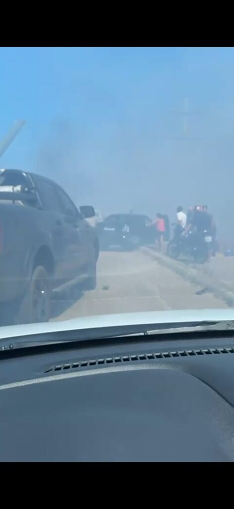 Incêndio no canteiro central do 4º anel viário provoca acidentes de trânsito