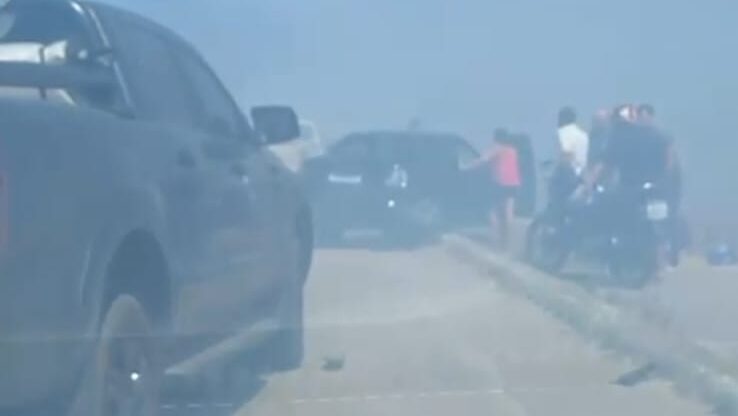 Incêndio no canteiro central do 4º anel viário provoca acidentes de trânsito
