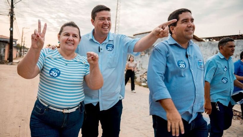 Candidato humorista de Pacajus faz brincadeiras no meio da rua para conquistar apoio dos eleitores