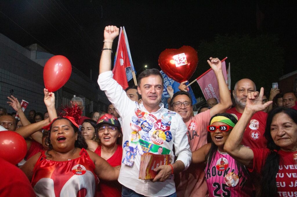 Candidato do PT à Prefeitura de Juazeiro do Norte, Fernando Santana, faz caminhada nos bairros