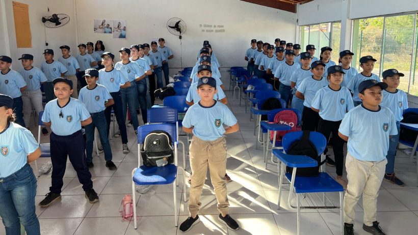Prefeitura de Canindé entrega fardamento a integrantes do Projeto Jovem Guarda Cidadã