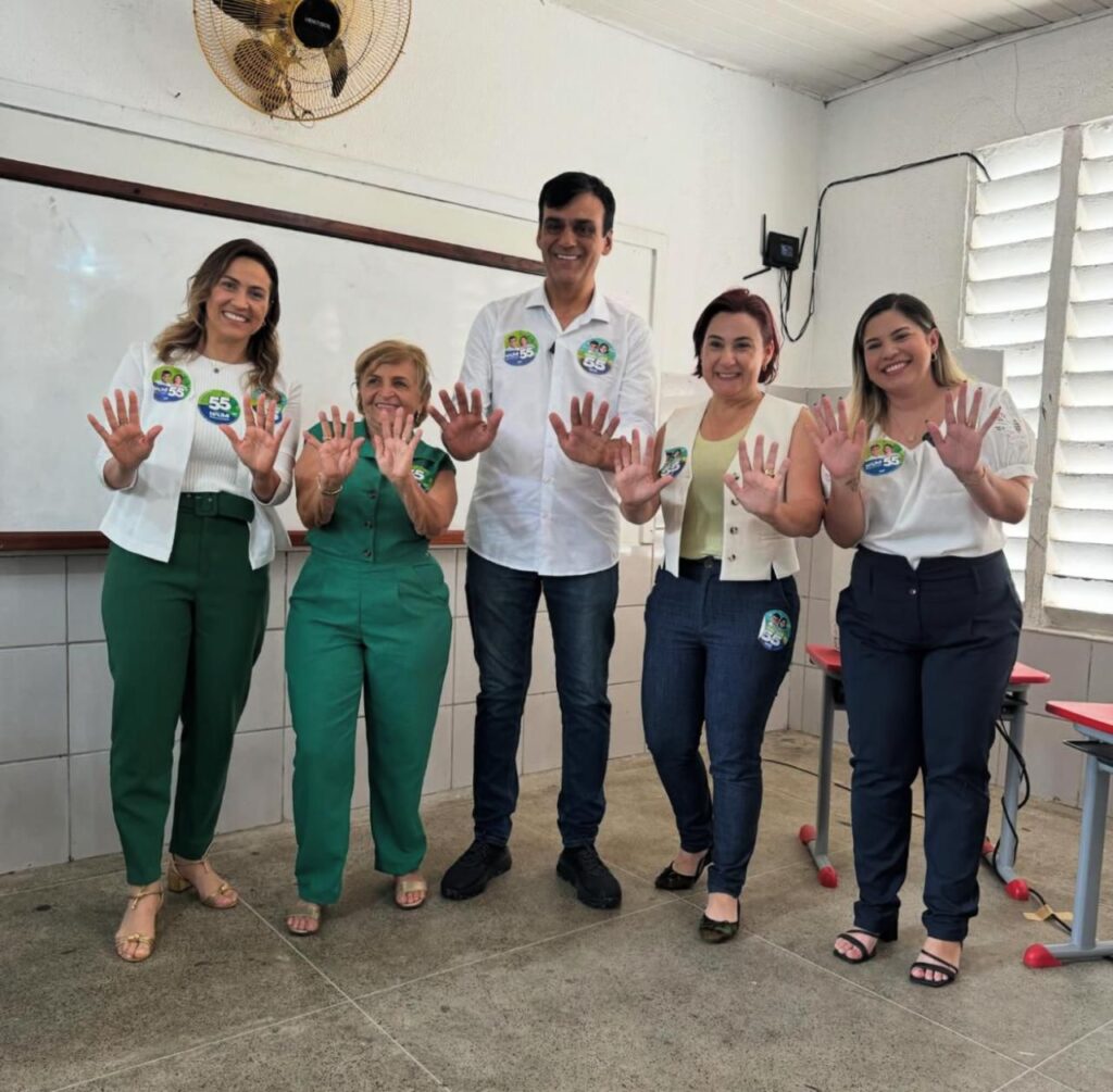 Naumi vota em Caucaia acompanhado de Emília Pessoa