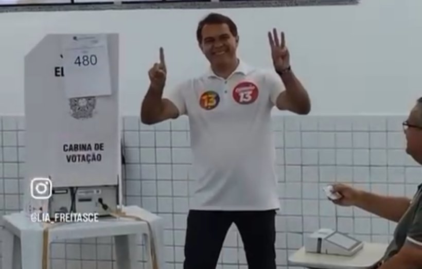 Evandro Leitão vota no 2º turno ao lado de Elmano e Camilo