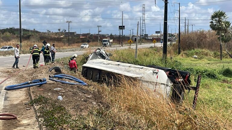 Caminhão tanque tomba em rotatória da CE-060 na Grande Fortaleza