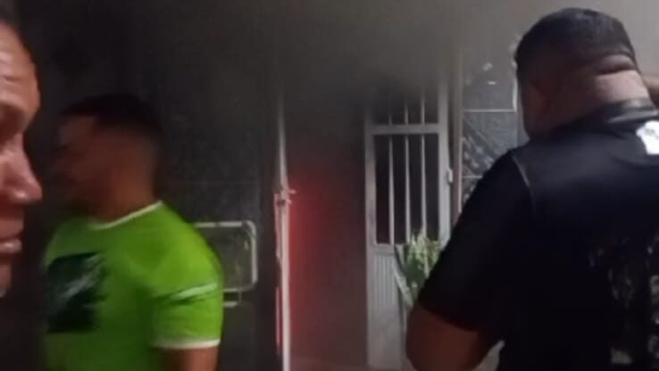 Incêndio provocado por “brincadeira de criança” destrói casa em Fortaleza