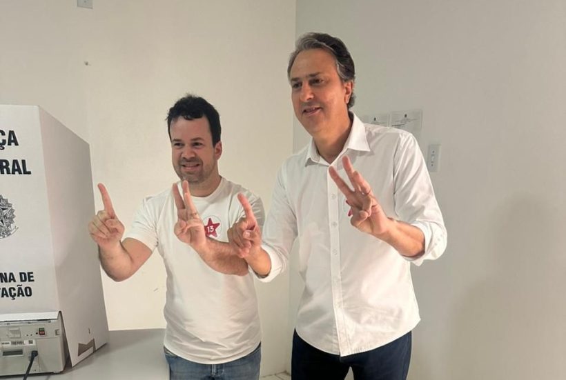 Camilo vota em Barbalha acompanhado por Guilherme Saraiva