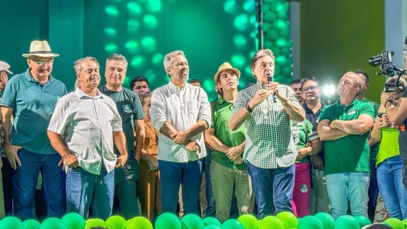 Elmano e Eunício Oliveira prestigiam comício de candidato a prefeito em Viçosa do Ceará