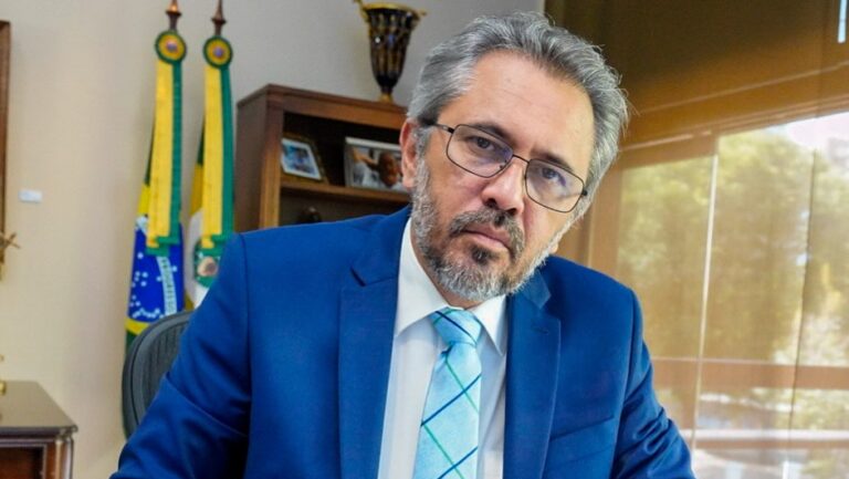 Elmano sanciona lei que cria auxílio financeiro para órfãos da Covid