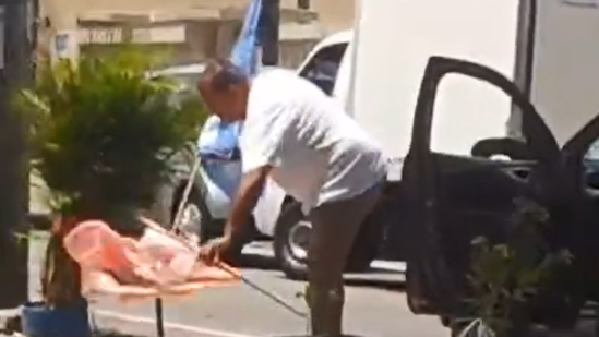 Ex-candidato a vereador de Fortaleza é flagrado trocando bandeirinha de Evandro por André