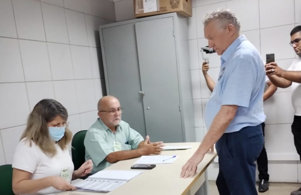 Oscar Rodrigues vota em Sobral