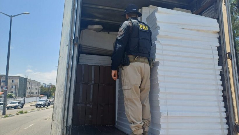 PRF apreende mais de 111 mil maços de cigarros chineses contrabandeados
