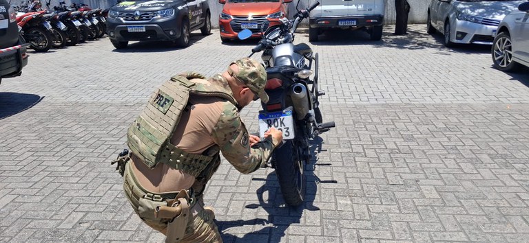 PRF apreende motocicleta com placa adulterada com fita adesiva, em Fortaleza