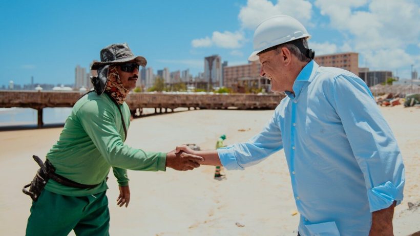 Sarto vistoria obras de requalificação da Praia de Iracema e confirma entrega para dezembro